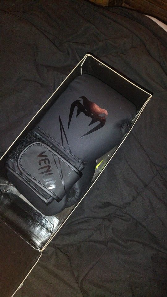 14oz Venum Gloves