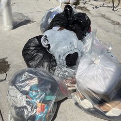 Ropa y zapatos gratis,estará afuera en la calle,el primero que llegue se la lleva