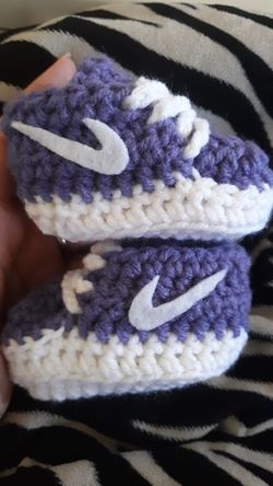 Purple crochet baby shoes
