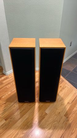 vintage Klipsch KG3 floor-standing speakers