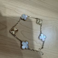 Vintage Alhambra Mother-of-Pearl in yellow gold design.