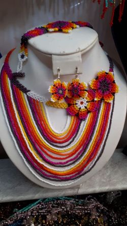 Hola tengo vestidos artesanales echos a mano y blusas y guaraches artesanales de frida