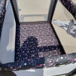 Graco Packnplay/Play yard With Bassinet Attachment And 2-pack Of New Sheets