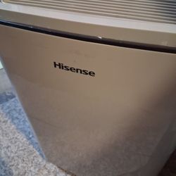 Hisense Dehumidifier 1.11gallon, 35 Pint ,2 Speeed,