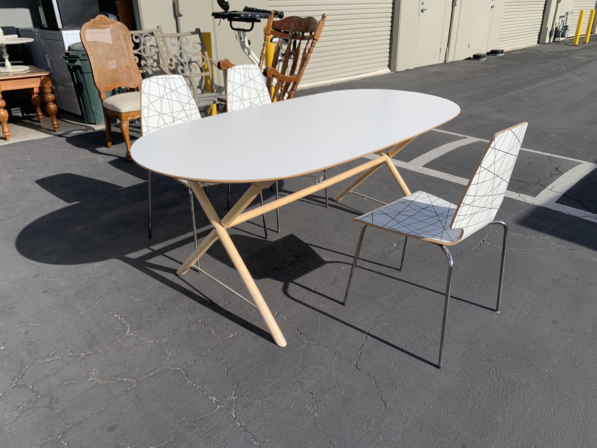 IKEA DALSHULT White Table Very Good Condition