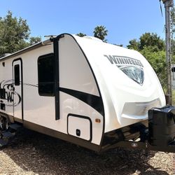 2019 Minnie Winnebago 2500 RL