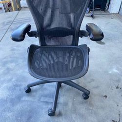 HERMAN MILLER AERON SIZE B CHAIRS IN BLACK SIZE B 60 AVAILABLE - $425 (financial district) 