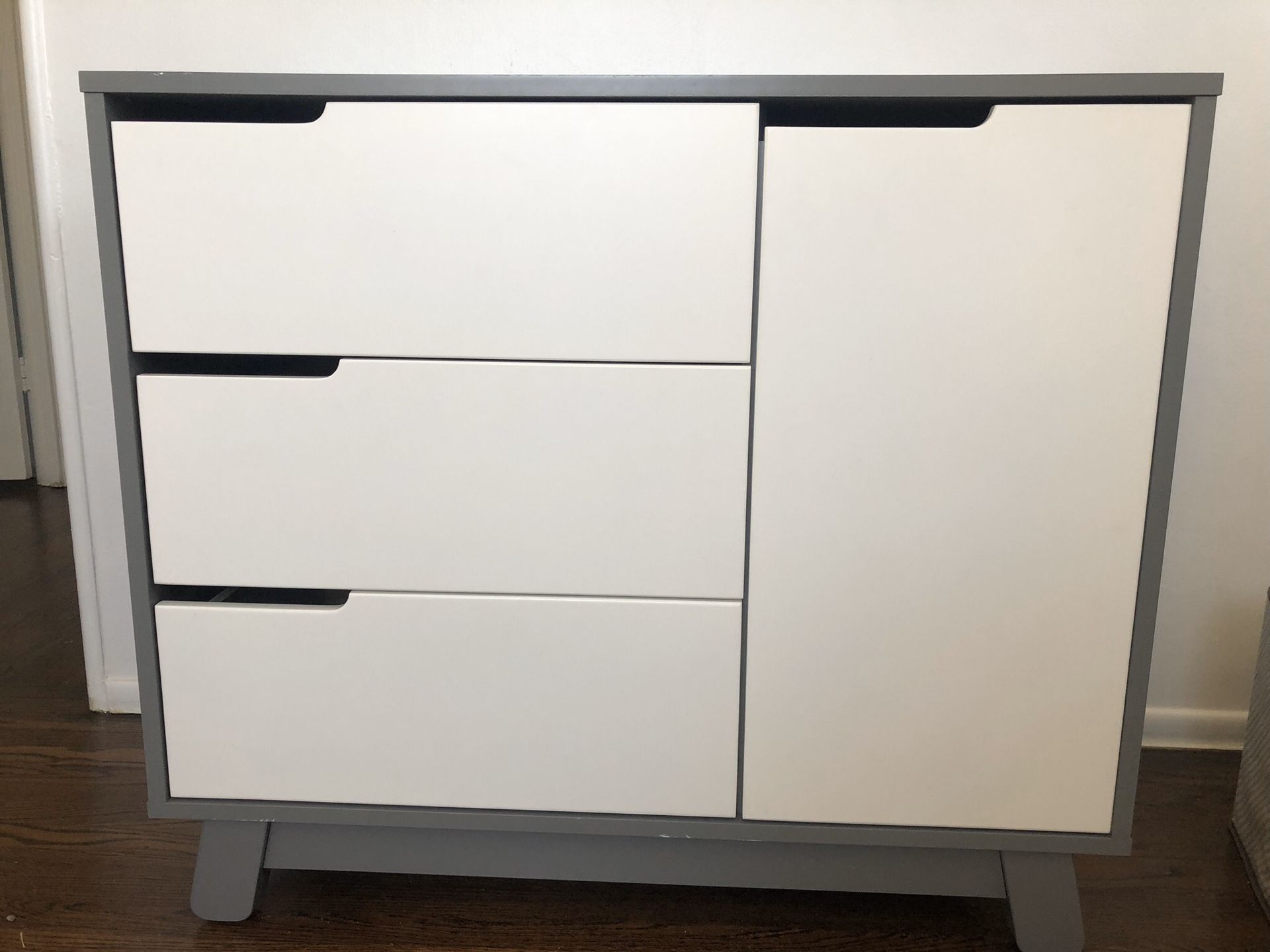 Babyletto Hudson 3 drawer dresser in Gray and White