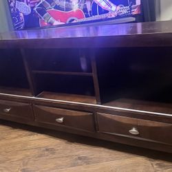 Entertainment Center / TV Stand 