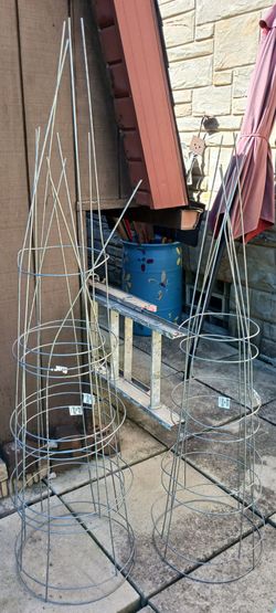 5 NEW HEAVY-DUTY TOMATO/PLANT CAGES