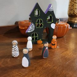 Halloween Peg Dollhouse And Dolls