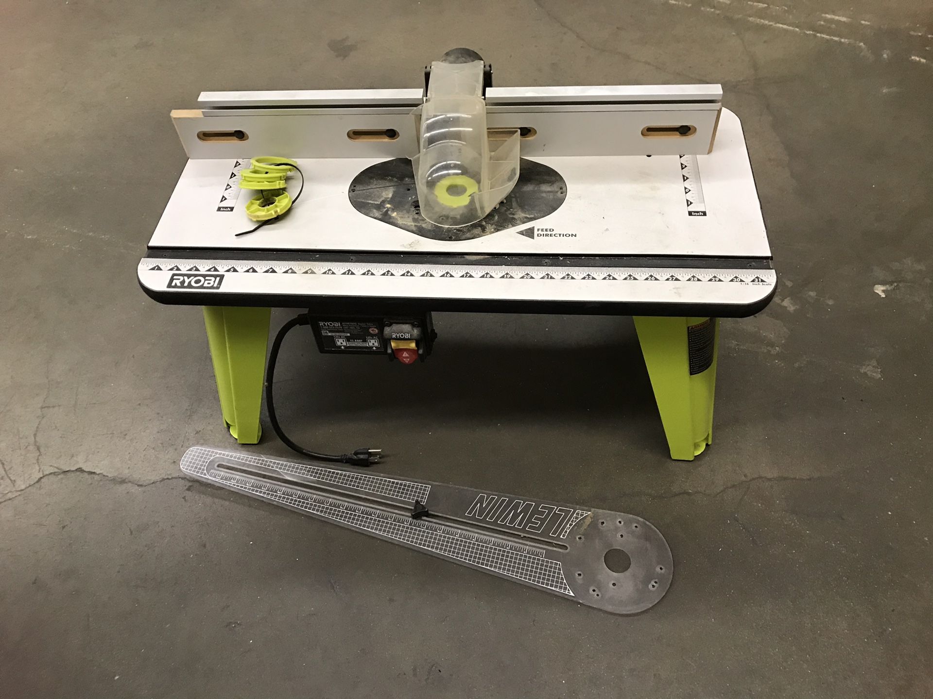 Ryobi router table and circle cutting jig