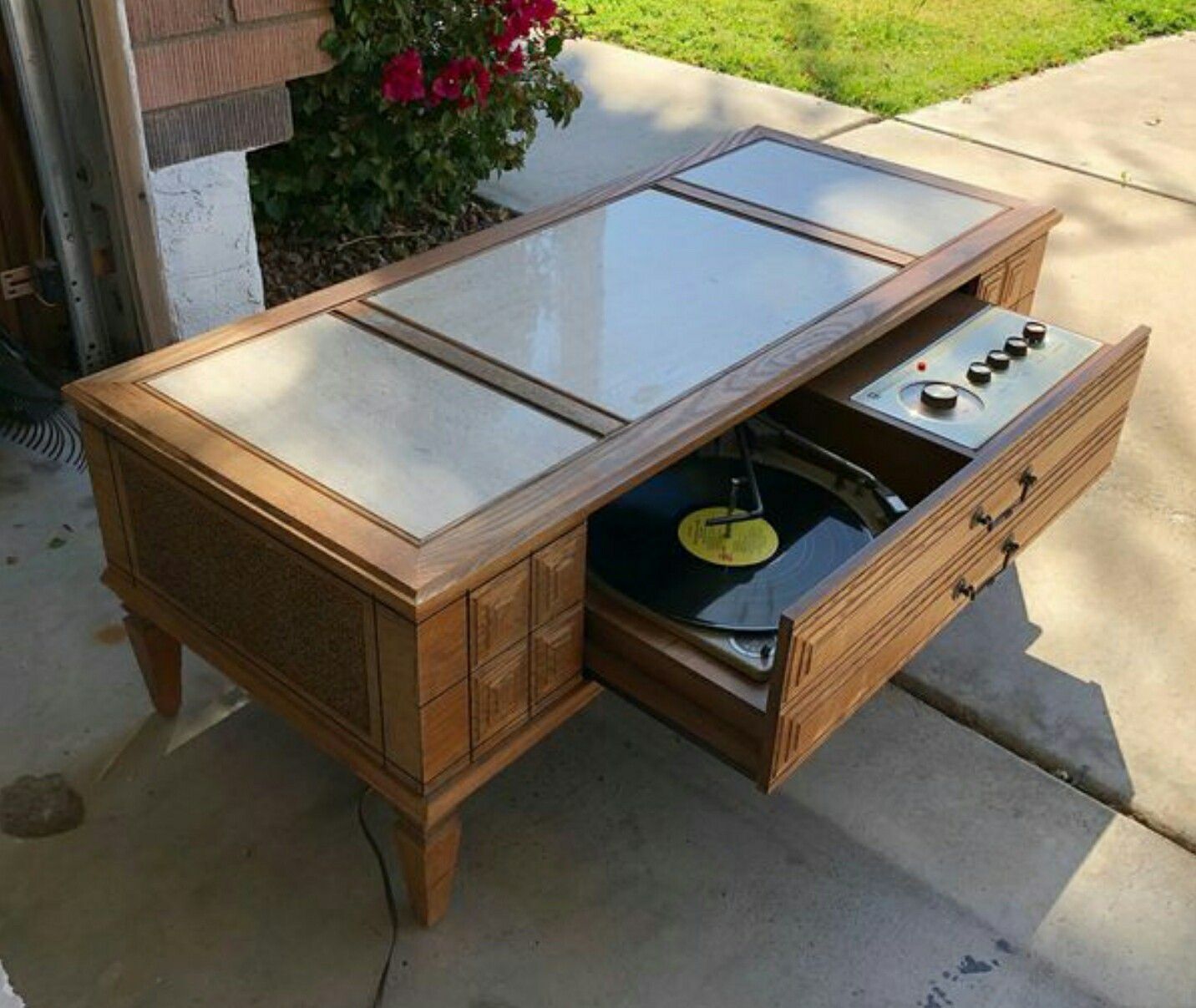 Vintage mid century record player stereo am fm radio coffee table