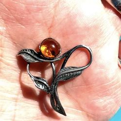 Vintage sterling silver flower pendant with Polish amber
