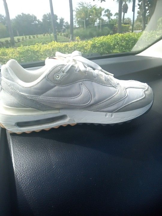 Air Nike Size 7.5 Women