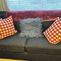 2 Sofas With Pillows