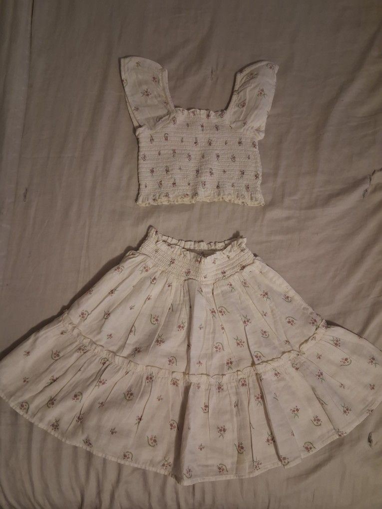 Adorable two-piece outfit for a toddler in size 3T
