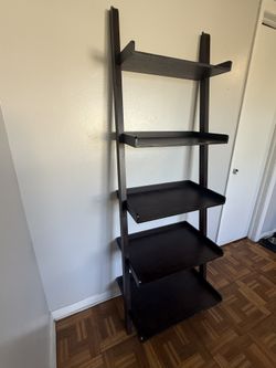 Leaning Shelve