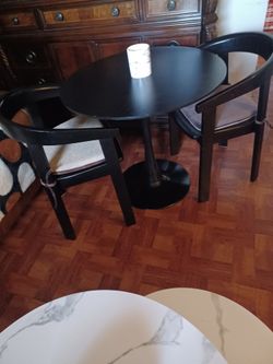Mesa y dos sillas