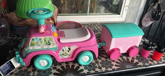 Minnie mouse Lights N sound camper, foot to floor vehicle