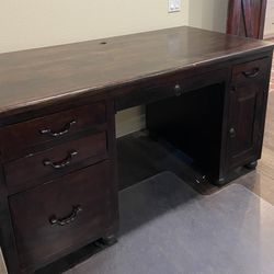 Beautiful Traditional Desk