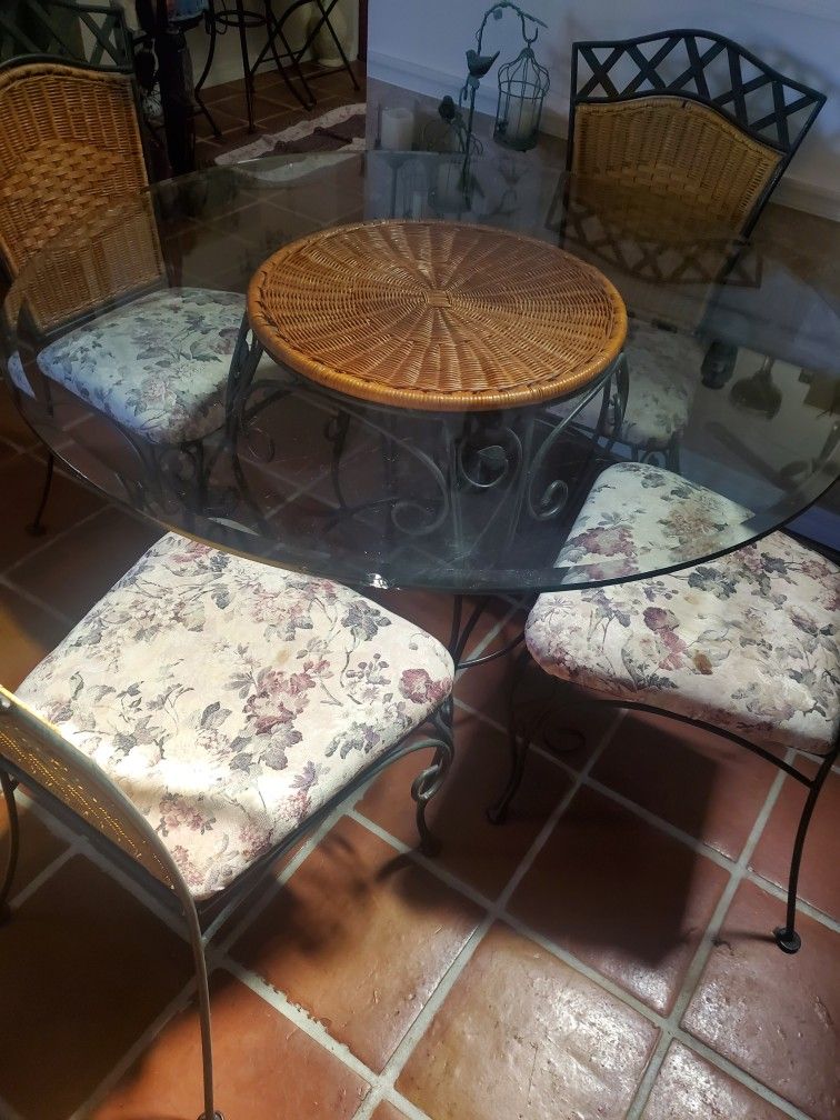 Dining Room Table + 4 chairs