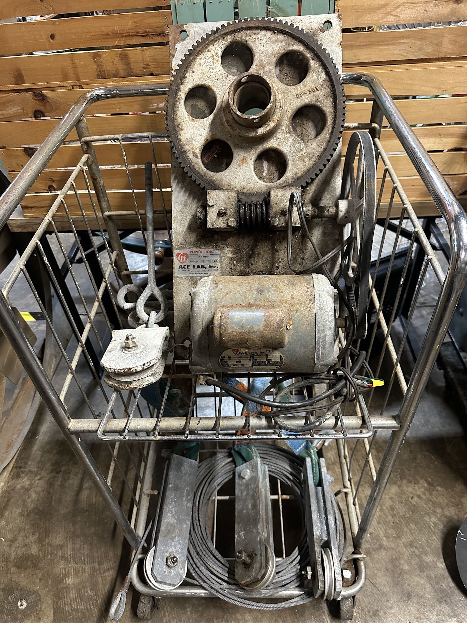PRE-OWNED Ace Lab Power Hoist Electric Boat Lift