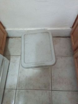 Pet food container