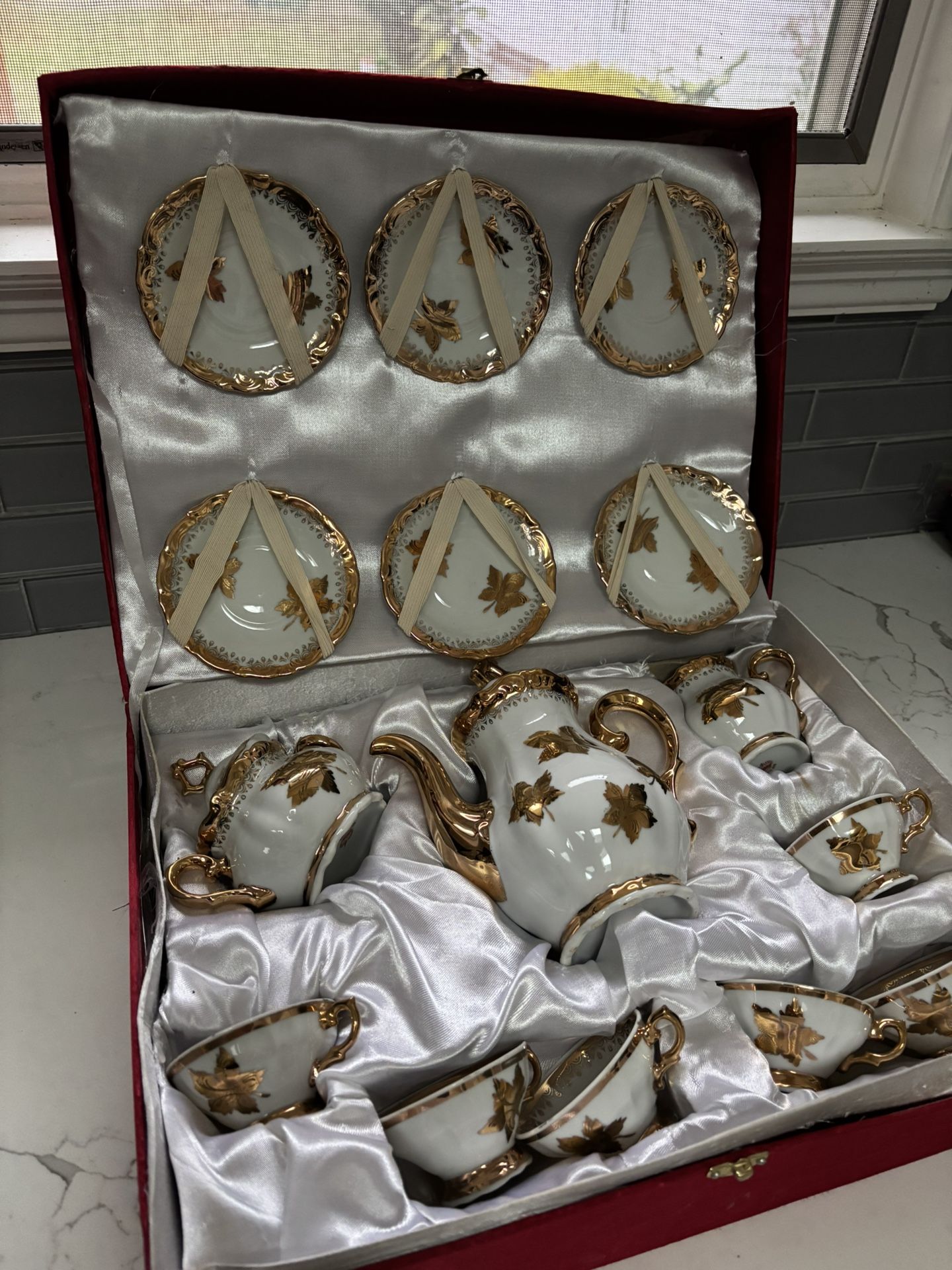 Vintage Salvream 15-Piece Porcelain Tea Set – Gold Trim – Unused!