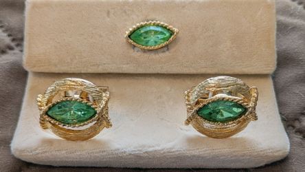 Gorgeous Green Stone Cufflink Set w/Tie Tack