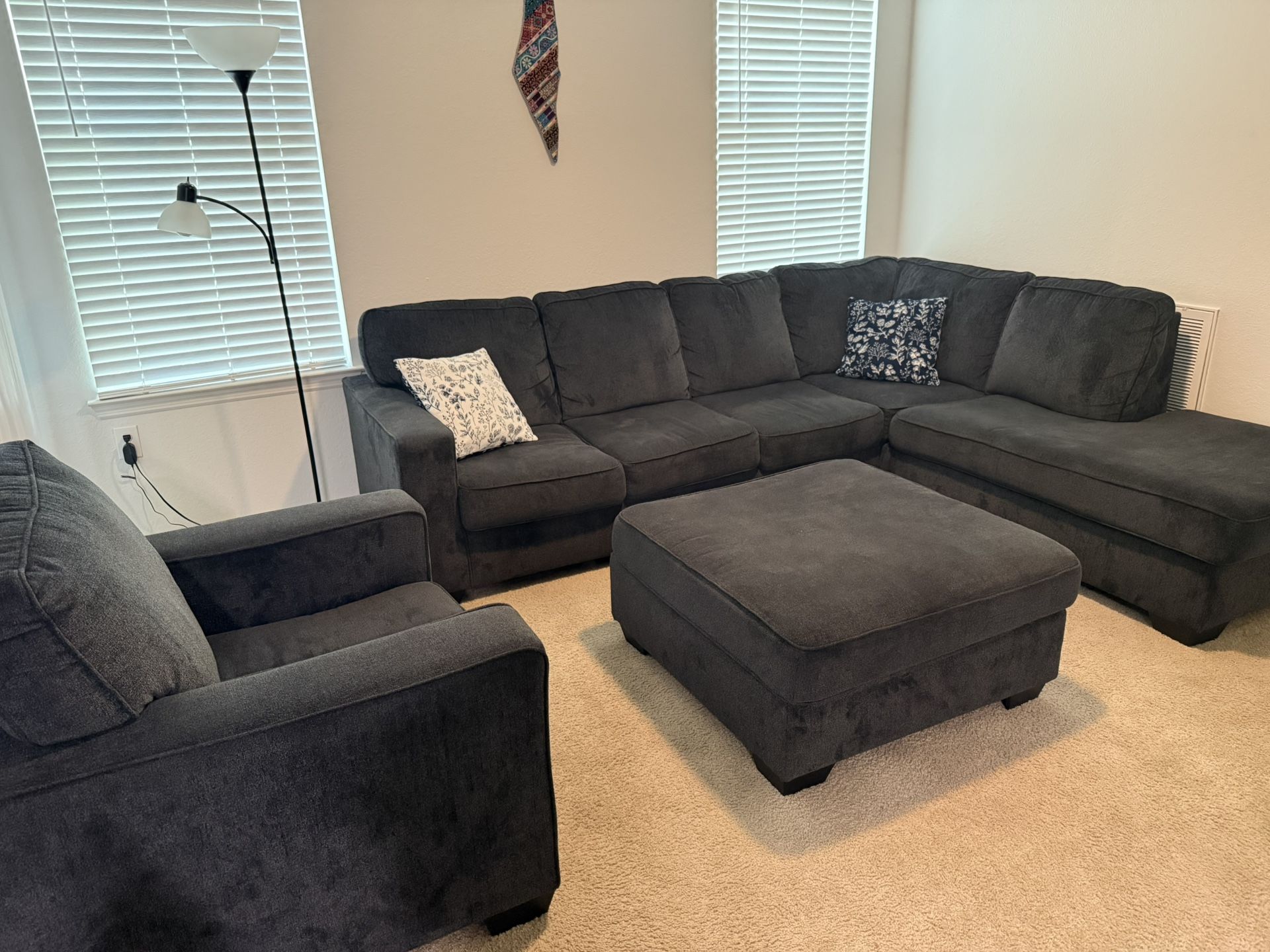 ‼️Beautiful Ashley furniture set like new ‼️ (pillows Included)