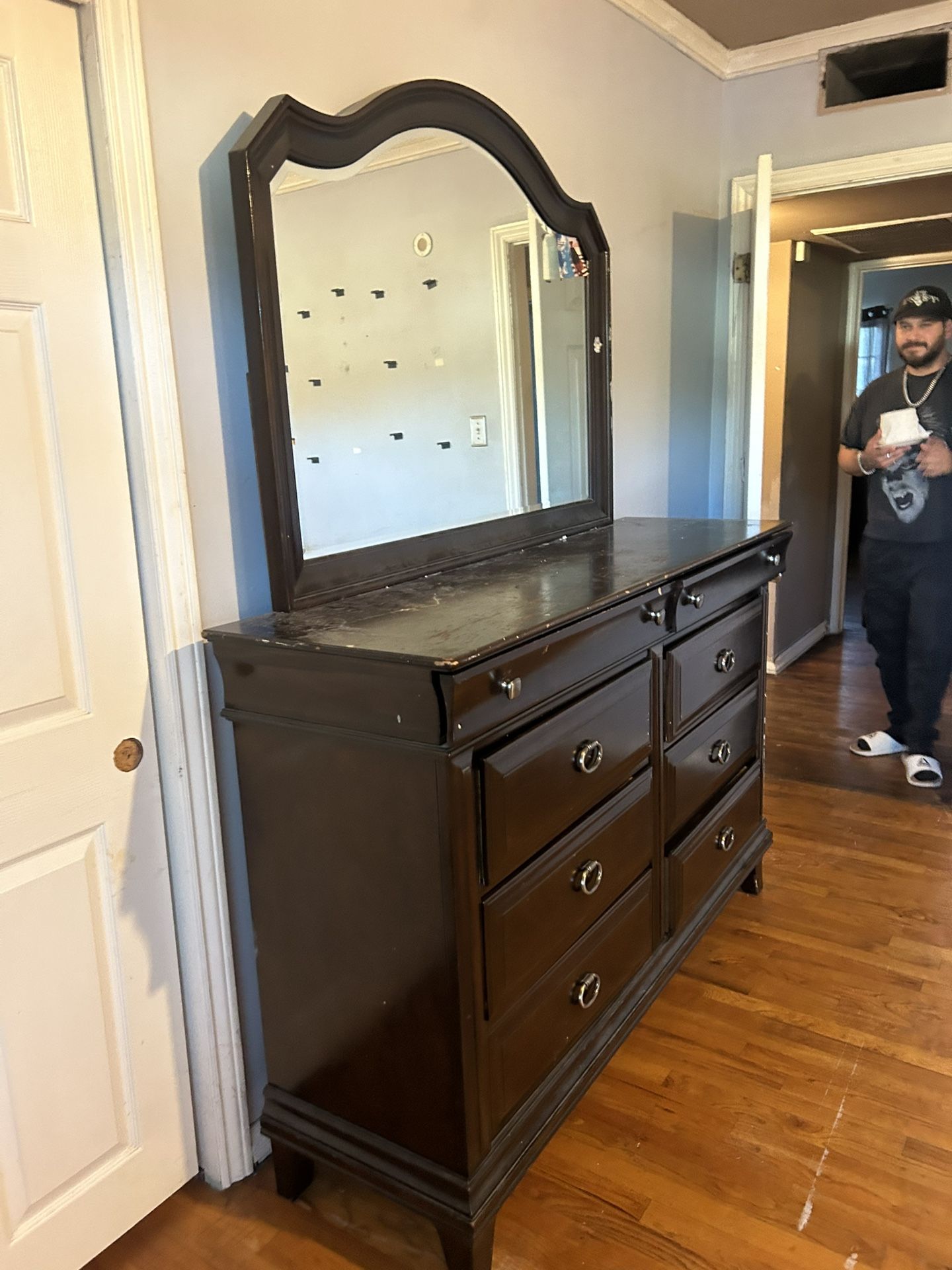 Dresser With Mirror