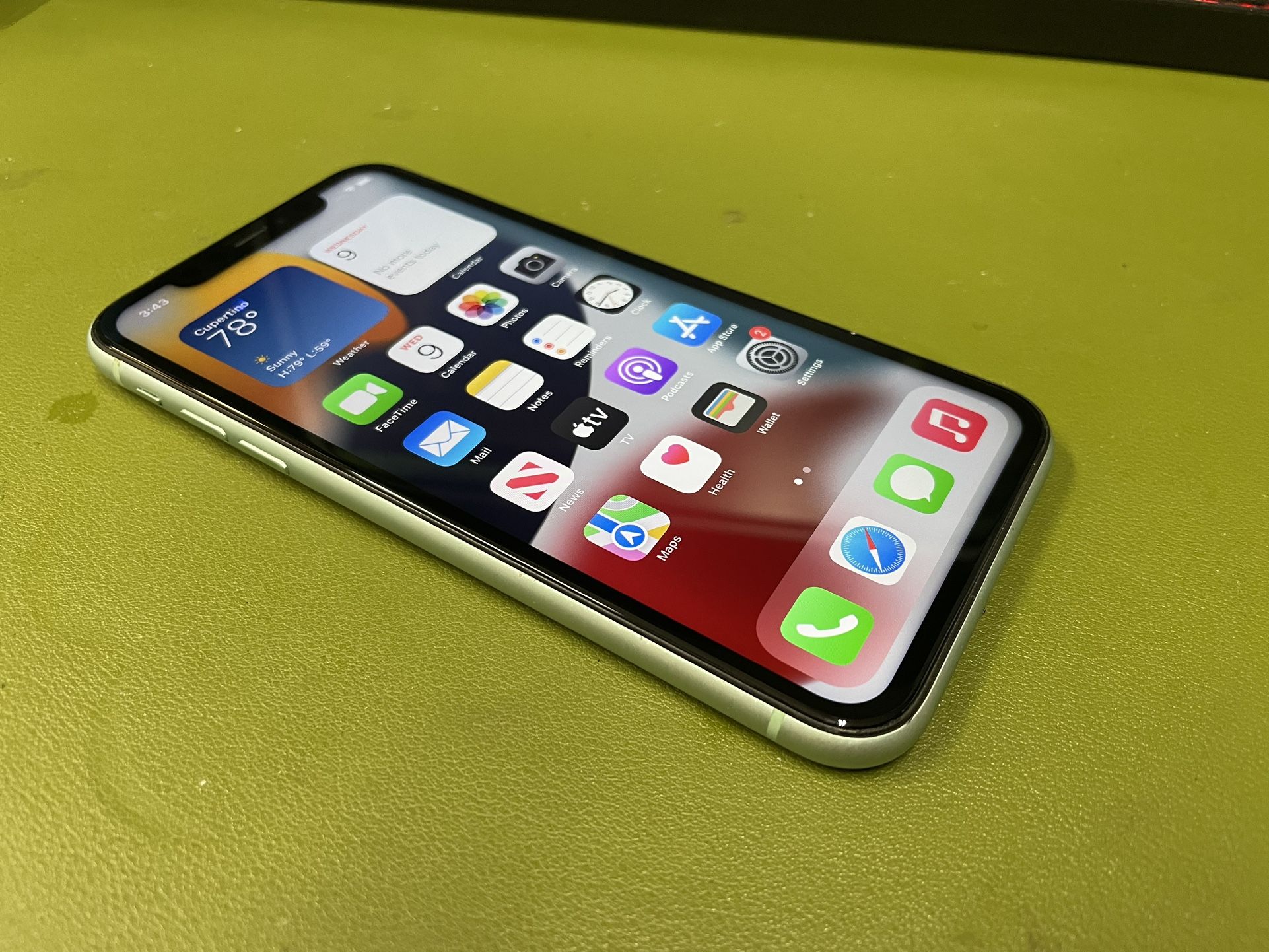 iPhone 11 - 128GB - UNLOCKED - 8/10 Condition