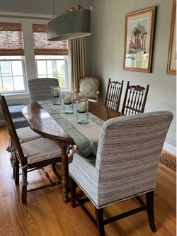 French country – style dining table, two leaves, six chairs