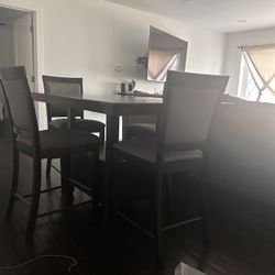 Table With 4 chairs 