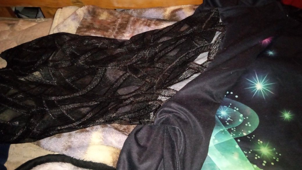 Shirt With Butterfly Designs,Long Lace See Thru Sleeves,I Think It's Large,It's New Never Been Wore