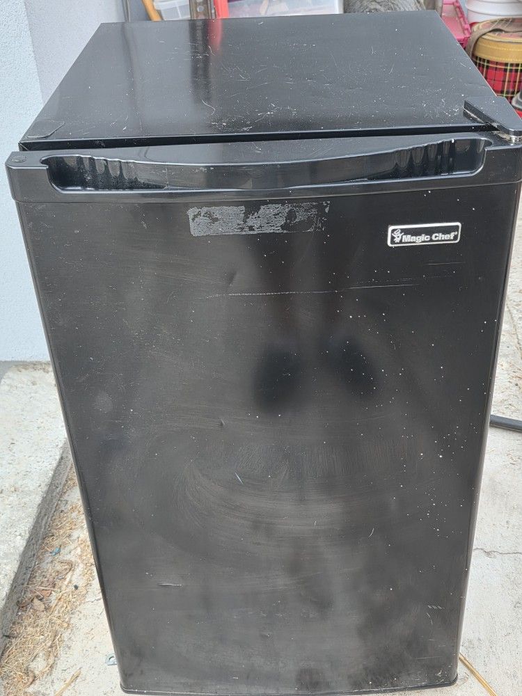 Magic Chef Mini Fridge 2.6 Cu. Ft.