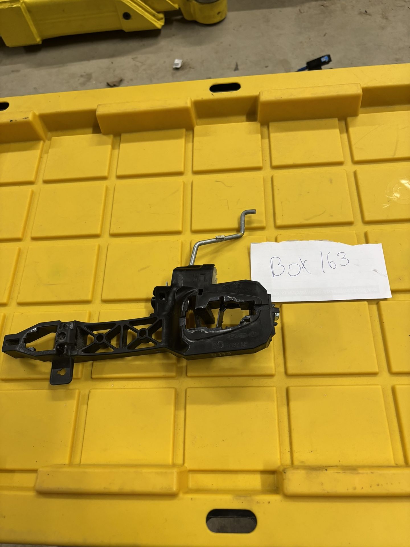 2019-2021 Kia Forte Left Driver Front Door Handle Exterior Carrier Bracket