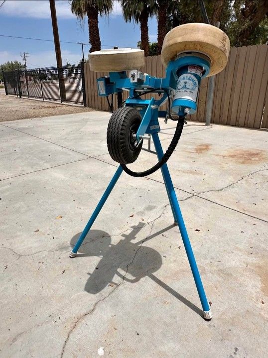 Jug Field General Football Passing Machine