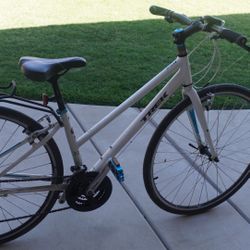 Trek 7.2fx Women’s Black And White And Blue 2016