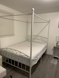 Barely Used Full Bed With Mattress 