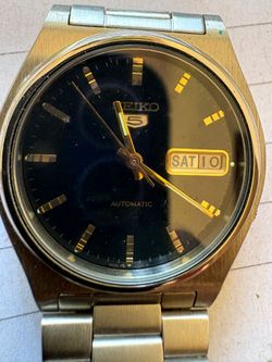 Seiko 5 Men's Wrist Watch.  Excellent Condition and it currently runs.