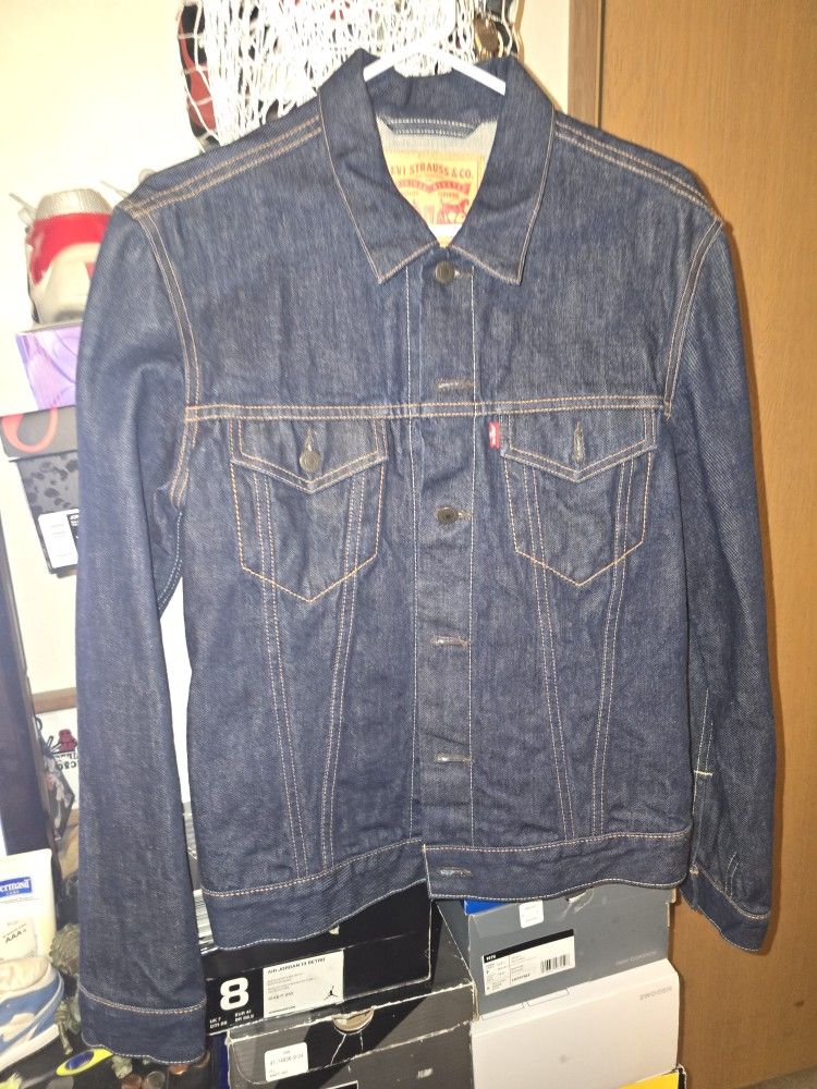 Levi's denim jacket size men's medium