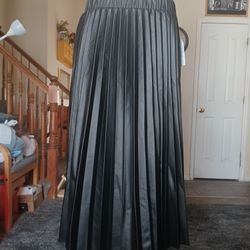 New Long Black Stunnig Skirt