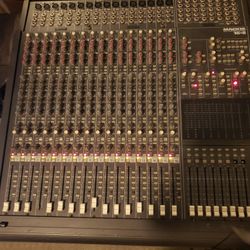 MACKIE 16 CHANNEL 8 BUS MIXING