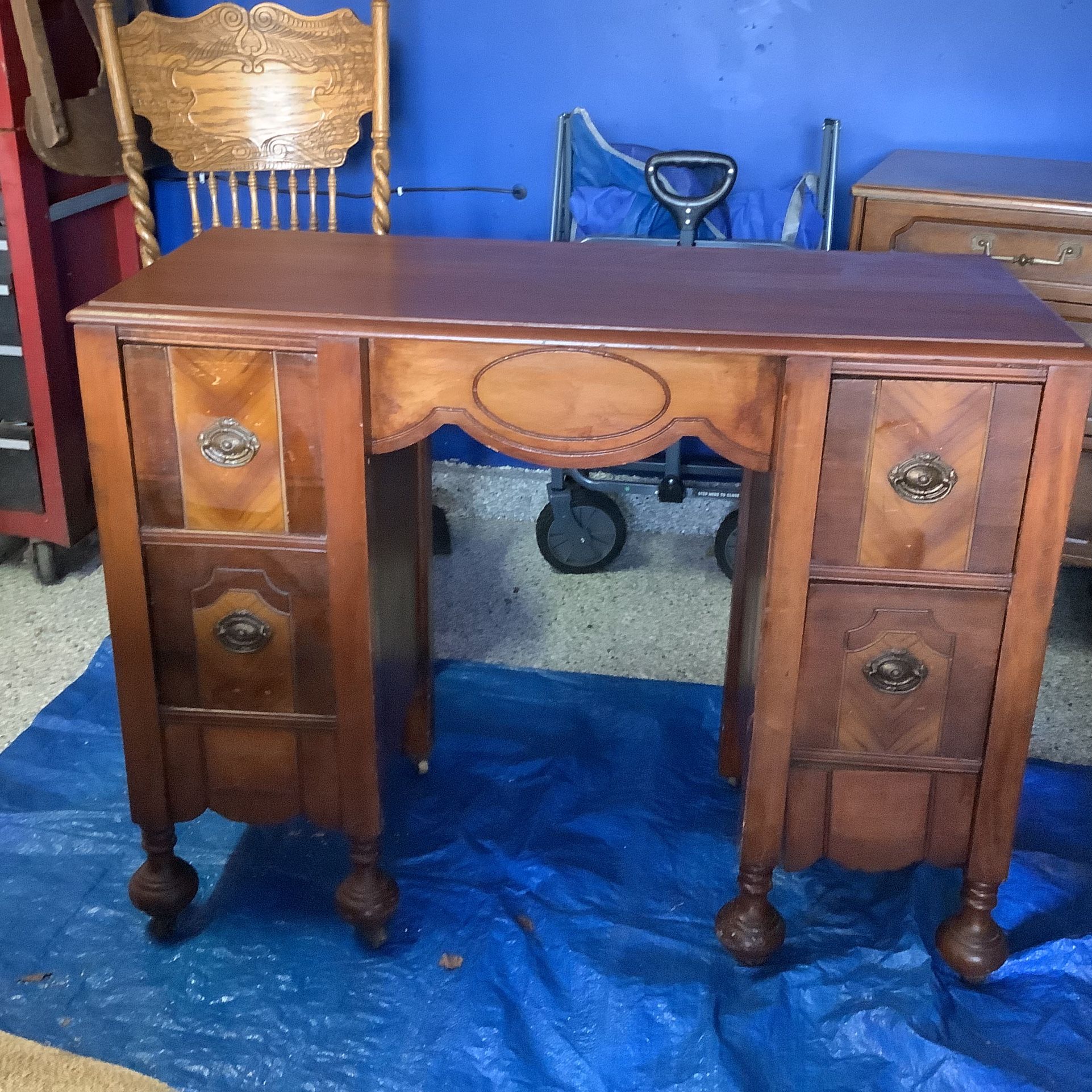 Beautiful vintage dressing table from 1920s overall good condition no structural issues has a few sc