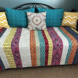 Single Bed / Reversible Quilt (lightweight) With Pillows And Shams 