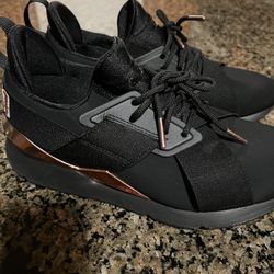 Pumas Size 8 Women 