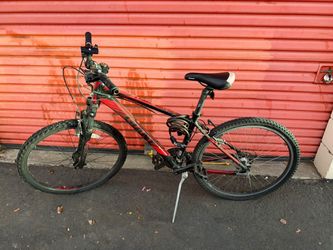 Giant Mountain Bike Red and Black