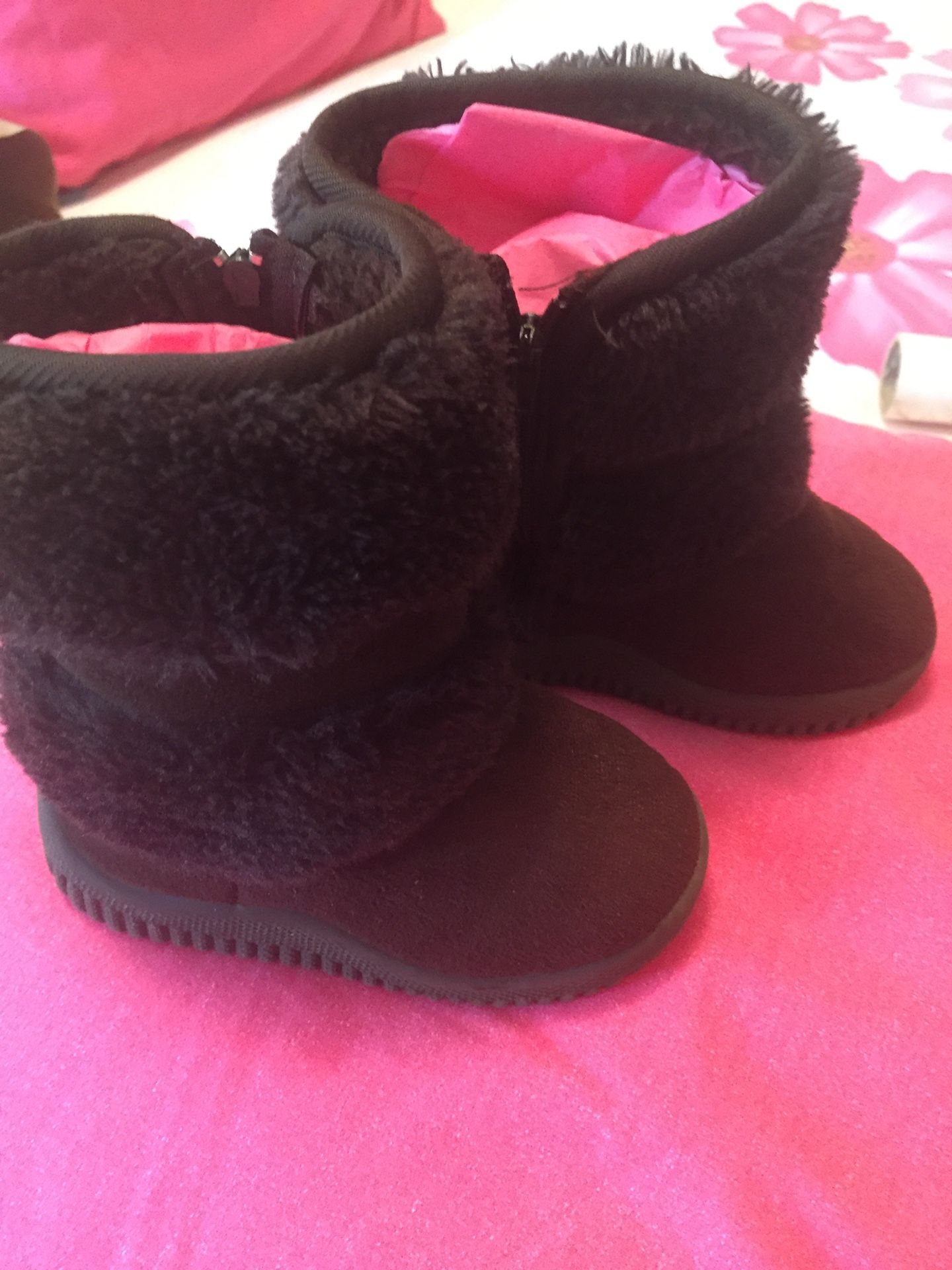 Boots for little girls size 7 good conditions. Super comfortable and soft